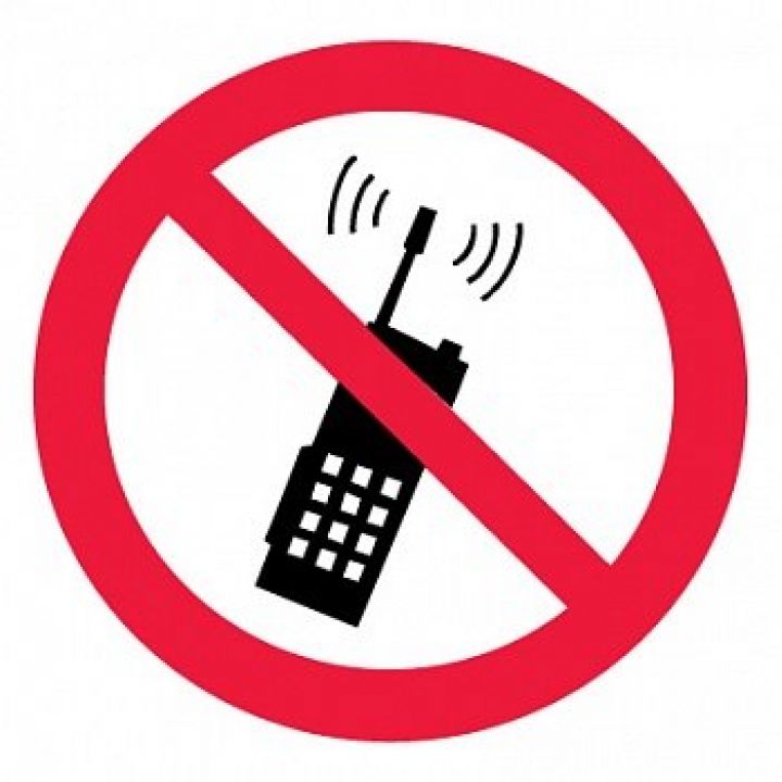 Знак Эксклюзив P18 Запрещается пользоваться мобильным (сотовым) телефоном или переносной рацией (размер 200х200)